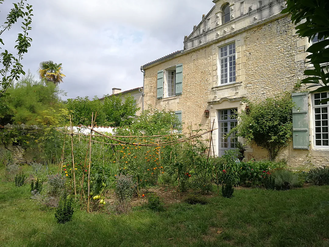 La façade du logis vue depuis le potager