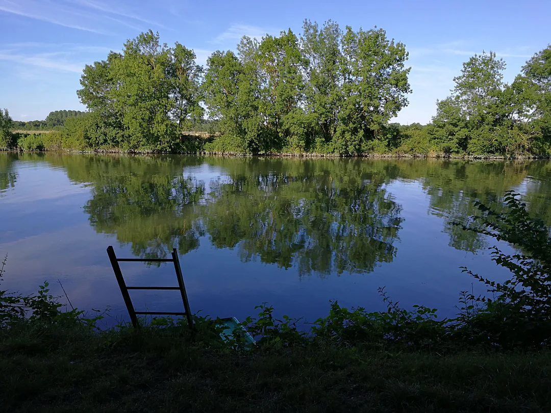 La rivière lisse au printemps, échelle de berge et reflets