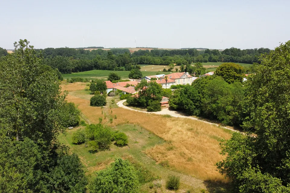 Le domaine du Logis de l'Épinière vu du ciel, posé dans son bocage de champs, de haies et de bois