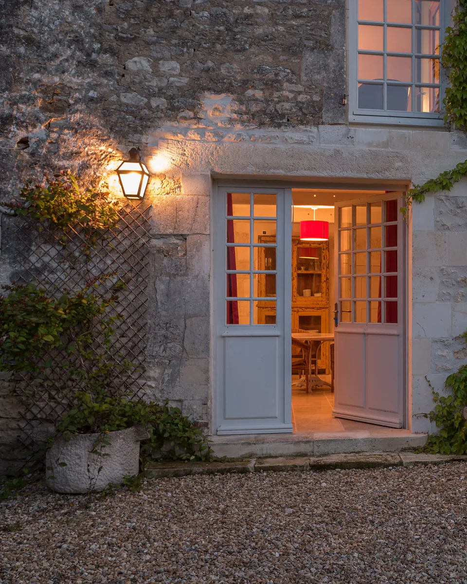 Le crépuscule sur la porte restée ouverte d'un gîte