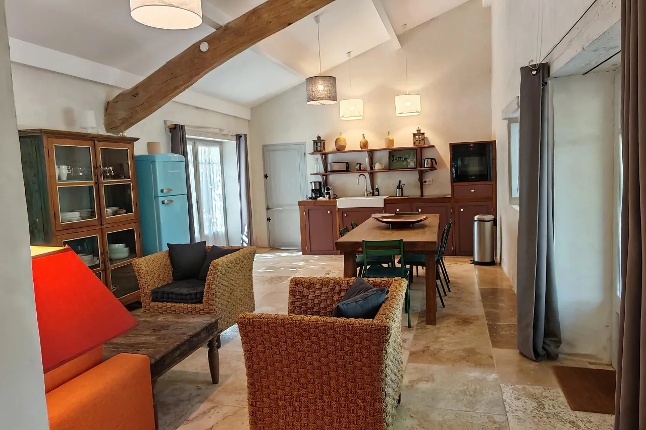Pièce à vivre du gîte Bons Bois - Petite Champagne, poutre apparente et cuisine ouverte