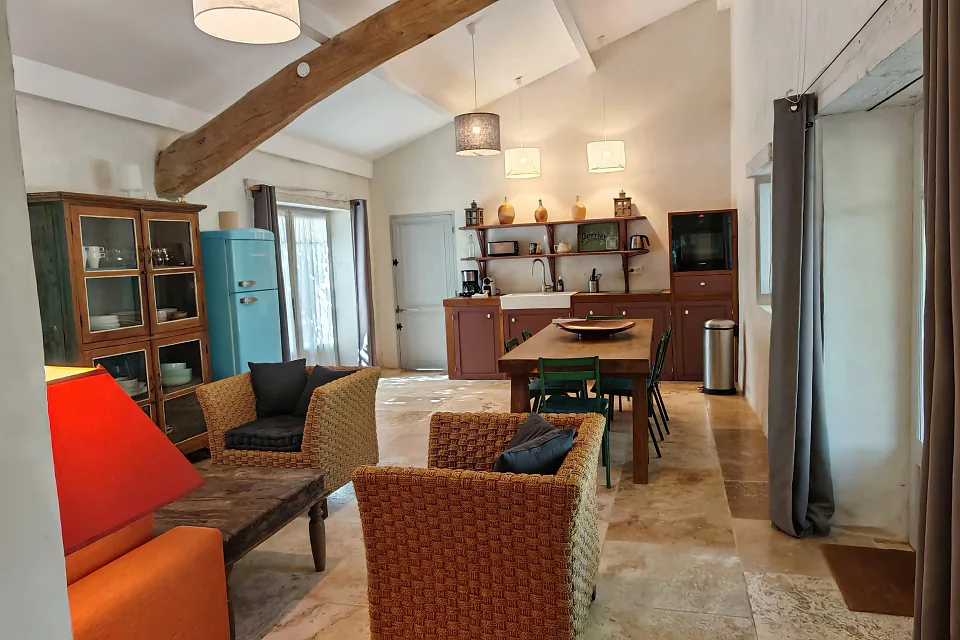 Pièce à vivre du gîte Bons Bois - Petite Champagne, poutre apparente et cuisine ouverte