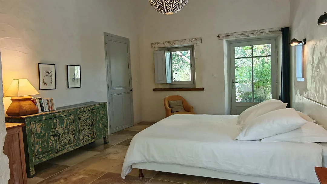 Seconde chambre de Bons Bois, lit double face à la fenêtre, commode peinte et lampe de chevet