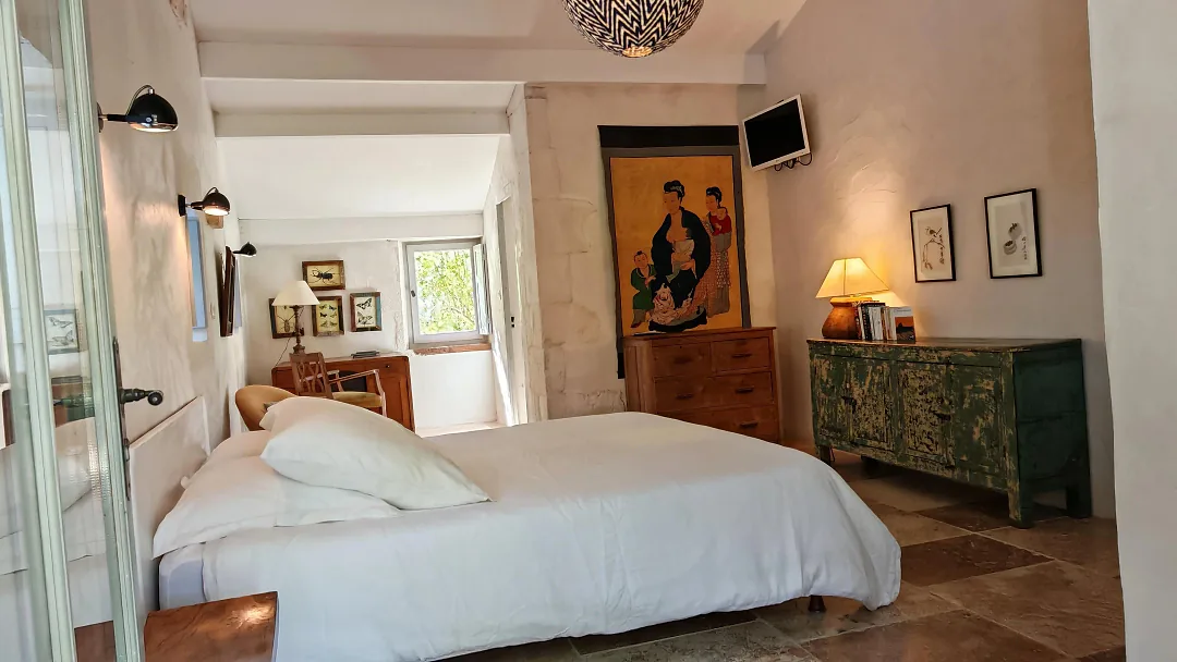 Chambre de Bons Bois, lit double blanc, commode peinte et sol en pierre de pays