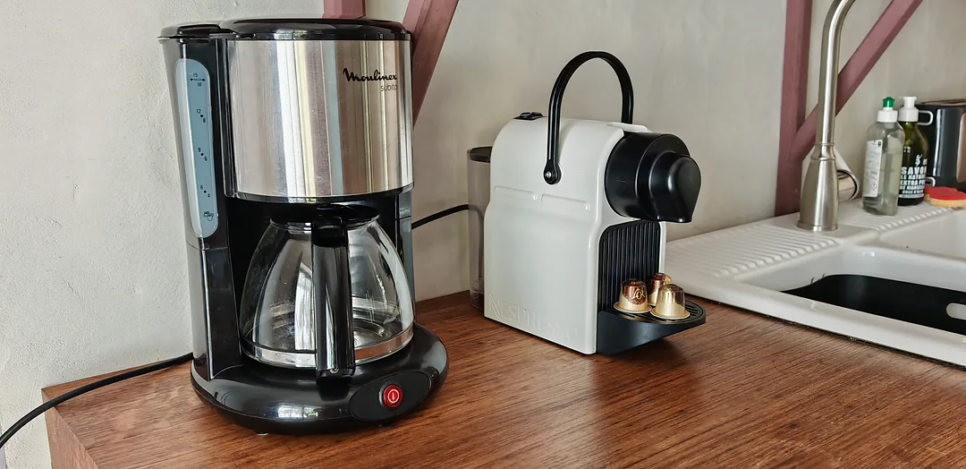 Cafetière filtre et machine à capsules sur le plan de travail de la cuisine