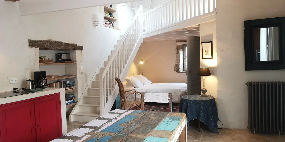 Chambre de Fins Bois au pied de l'escalier blanc qui monte à la mezzanine