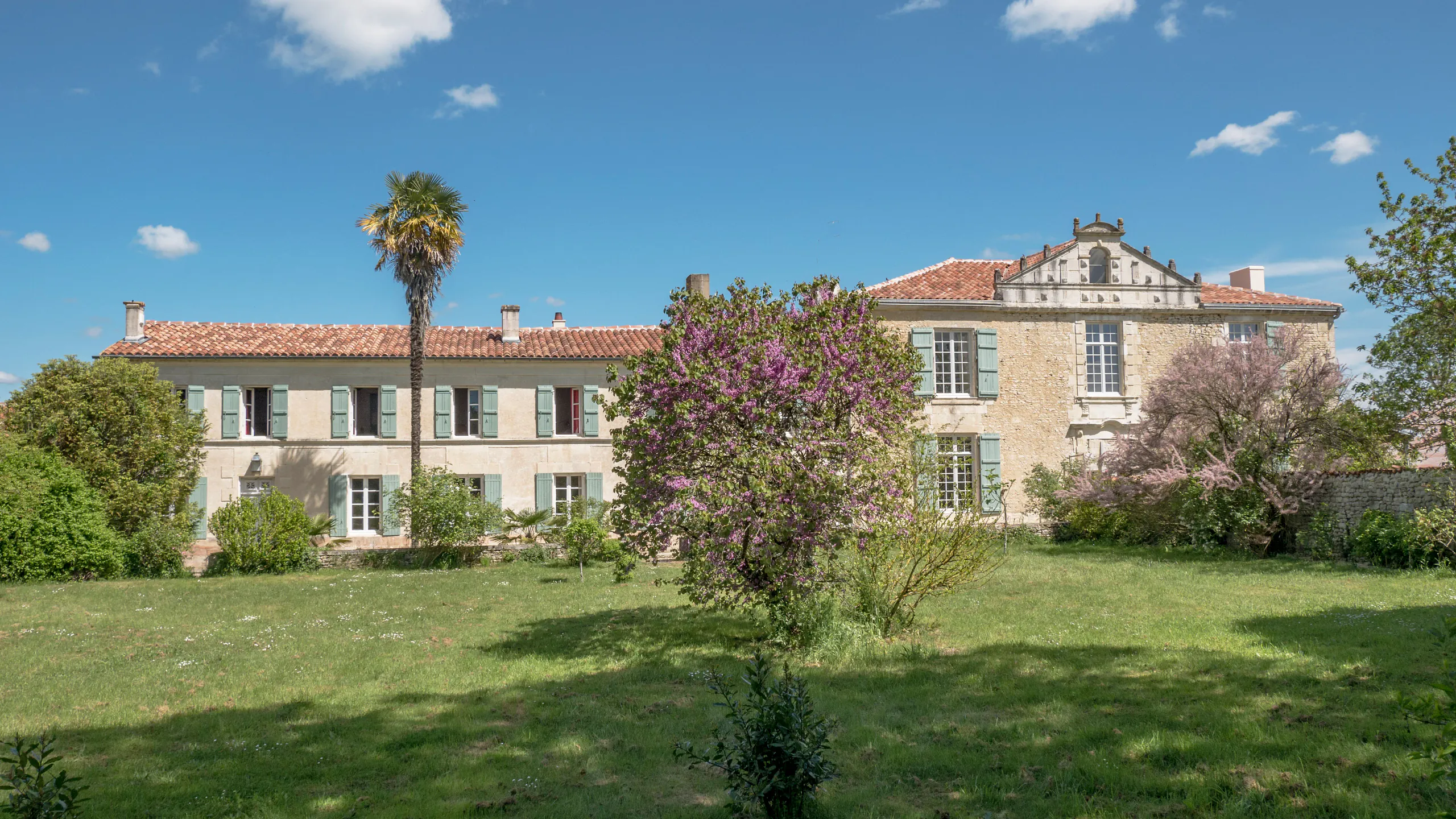 Le Logis de l'Épinière et son parc, vus depuis la pelouse